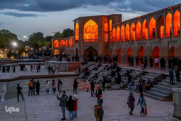 مسافران نوروزی در کنار پل خواجو‎‎