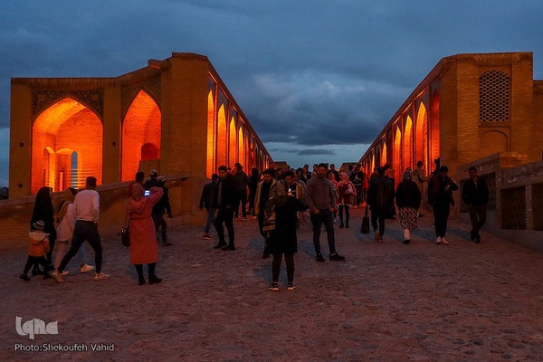مسافران نوروزی در کنار پل خواجو‎‎