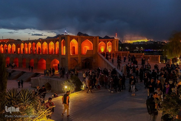 مسافران نوروزی در کنار پل خواجو‎‎