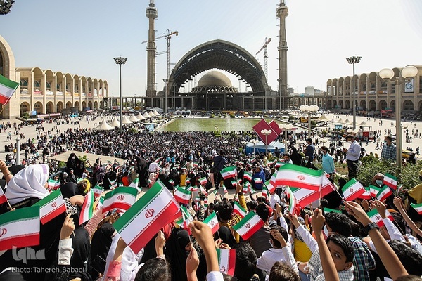 اجرای سرود سلام فرمانده در حاشیه سی‌و‌سومین نمایشگاه بین‌المللی کتاب تهران  