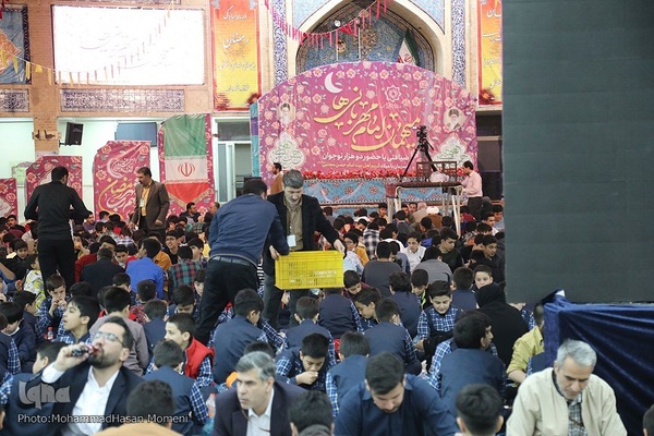 ضیافت افطاری «امام مهربانی‌ها» ویژه ۲۰۰۰ دانش آموز همدانی