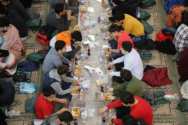 ضیافت افطاری «امام مهربانی‌ها» ویژه ۲۰۰۰ دانش آموز همدانی