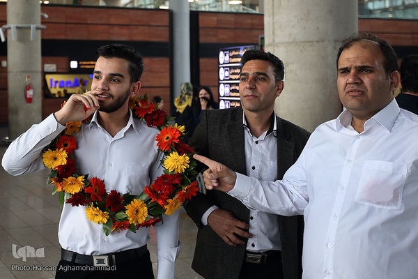 بازگشت یونس شاهمرادی، قهرمان مسابقات بین‌المللی قرآن و اذان «عطر الکلام» عربستان به ایران