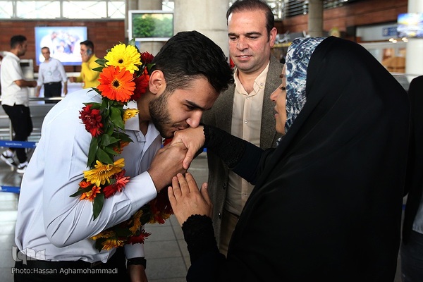 بازگشت یونس شاهمرادی، قهرمان مسابقات بین‌المللی قرآن و اذان «عطر الکلام» عربستان به ایران