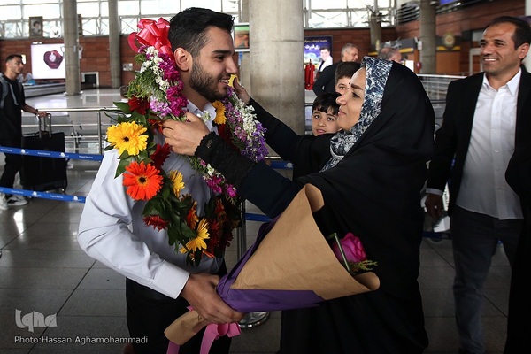 بازگشت یونس شاهمرادی، قهرمان مسابقات بین‌المللی قرآن و اذان «عطر الکلام» عربستان به ایران