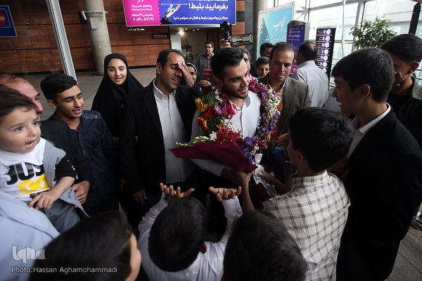بازگشت یونس شاهمرادی، قهرمان مسابقات بین‌المللی قرآن و اذان «عطر الکلام» عربستان به ایران