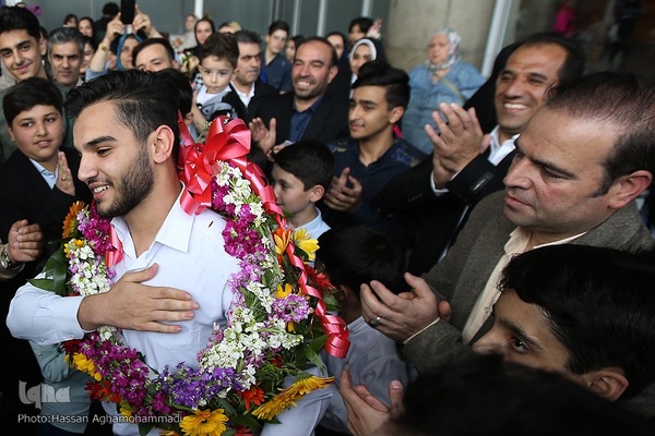بازگشت یونس شاهمرادی، قهرمان مسابقات بین‌المللی قرآن و اذان «عطر الکلام» عربستان به ایران