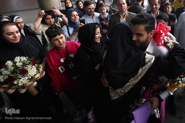 بازگشت یونس شاهمرادی، قهرمان مسابقات بین‌المللی قرآن و اذان «عطر الکلام» عربستان به ایران