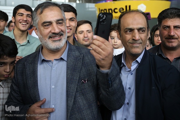 بازگشت یونس شاهمرادی، قهرمان مسابقات بین‌المللی قرآن و اذان «عطر الکلام» عربستان به ایران