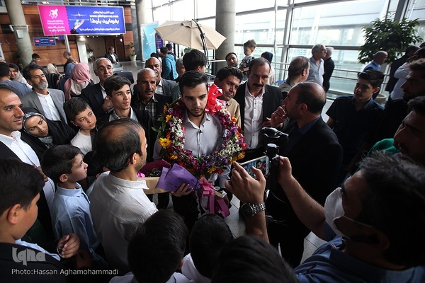 بازگشت یونس شاهمرادی، قهرمان مسابقات بین‌المللی قرآن و اذان «عطر الکلام» عربستان به ایران