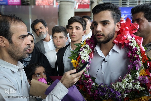 بازگشت یونس شاهمرادی، قهرمان مسابقات بین‌المللی قرآن و اذان «عطر الکلام» عربستان به ایران