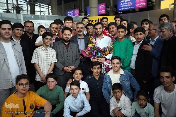 بازگشت یونس شاهمرادی، قهرمان مسابقات بین‌المللی قرآن و اذان «عطر الکلام» عربستان به ایران