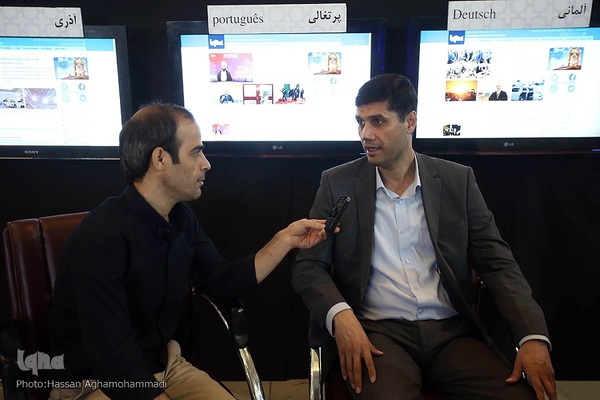 بازدید میعاد صالحی، مدیر عامل شرکت راه آهن از غرفه ایکنا در نمایشگاه بین‌المللی قرآن کریم