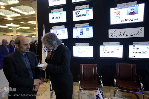 بازدید پیمان جبلی، رییس سازمان صدا و سیما از غرفه ایکنا در نمایشگاه بین‌المللی قرآن کریم