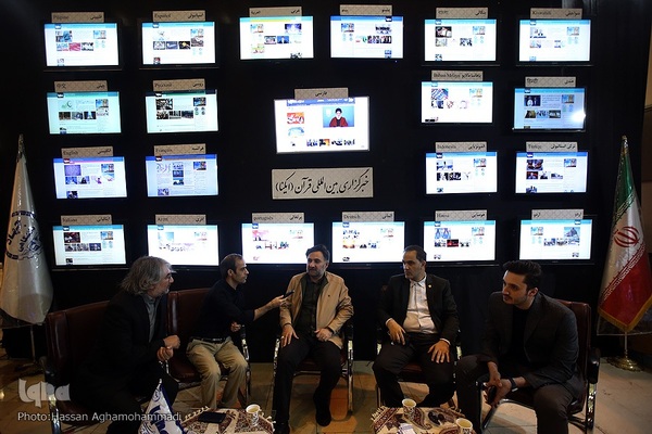 بازدید روح الله دهقانی فیروزآبادی، معاون علمی و فناوری ریاست جمهوری از غرفه ایکنا در نمایشگاه بین‌المللی قرآن کریم