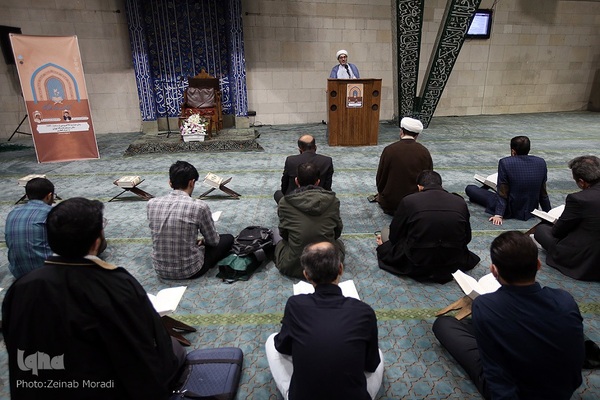 کرسی تلاوت و تدبر در قرآن کریم در مسجد دانشگاه تهران