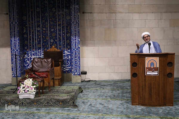 کرسی تلاوت و تدبر در قرآن کریم در مسجد دانشگاه تهران