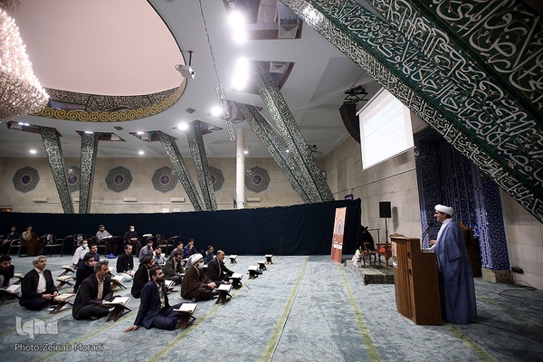 کرسی تلاوت و تدبر در قرآن کریم در مسجد دانشگاه تهران