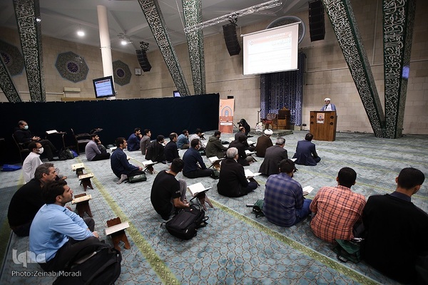 کرسی تلاوت و تدبر در قرآن کریم در مسجد دانشگاه تهران
