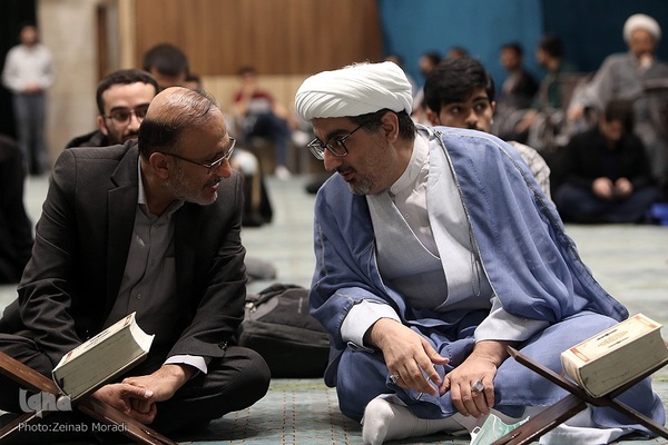 کرسی تلاوت و تدبر در قرآن کریم در مسجد دانشگاه تهران