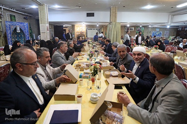 افطار جهادگران دانشگاهی با جانبازان آسایشگاه ثارالله