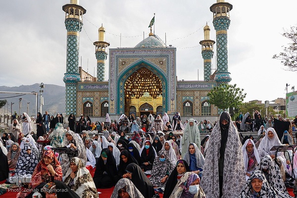 نماز عید سعید فطر در امام‌زاده پنج‌تن لویزان