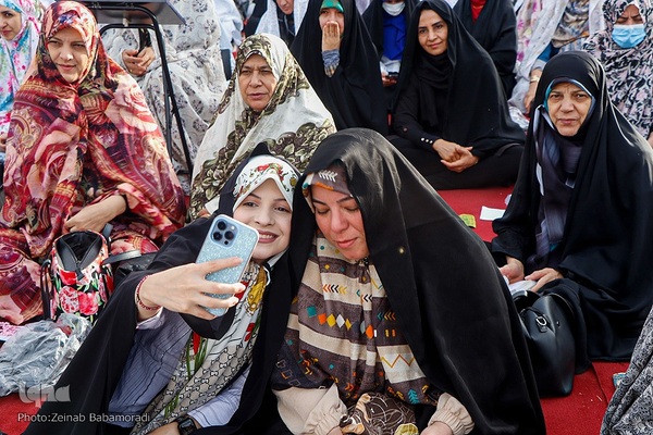 نماز عید سعید فطر در امام‌زاده پنج‌تن لویزان