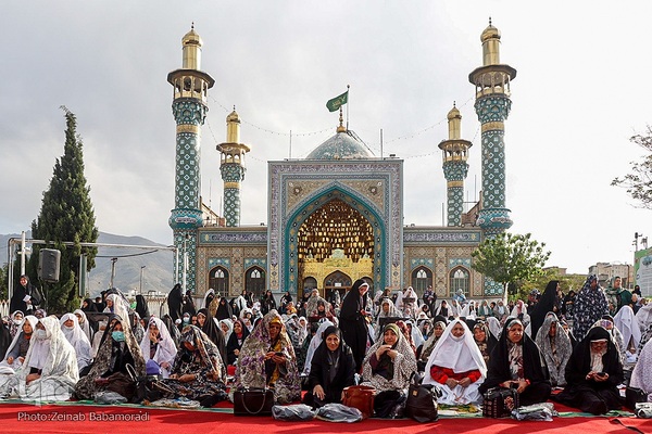 نماز عید سعید فطر در امام‌زاده پنج‌تن لویزان