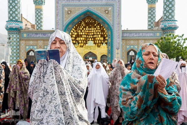 نماز عید سعید فطر در امام‌زاده پنج‌تن لویزان