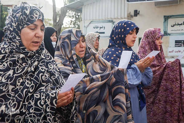 نماز عید سعید فطر در امام‌زاده پنج‌تن لویزان