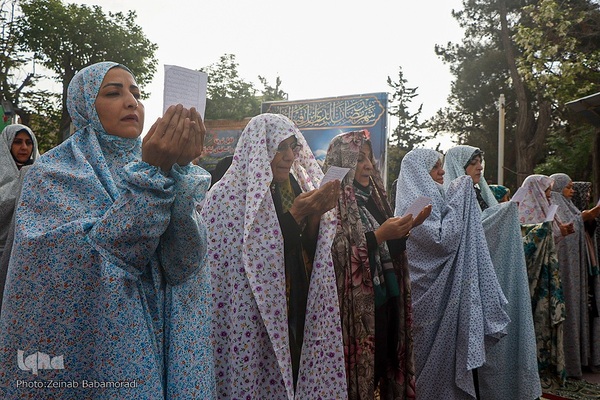 نماز عید سعید فطر در امام‌زاده پنج‌تن لویزان