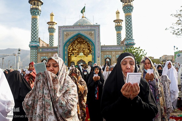 نماز عید سعید فطر در امام‌زاده پنج‌تن لویزان