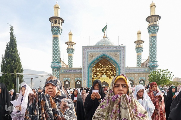 نماز عید سعید فطر در امام‌زاده پنج‌تن لویزان