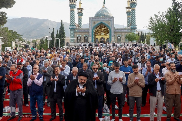 نماز عید سعید فطر در امام‌زاده پنج‌تن لویزان