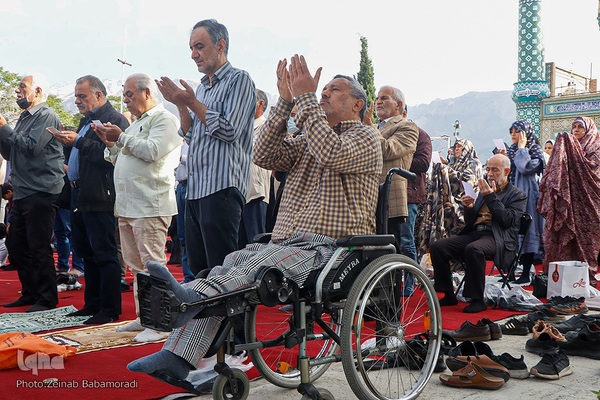 نماز عید سعید فطر در امام‌زاده پنج‌تن لویزان