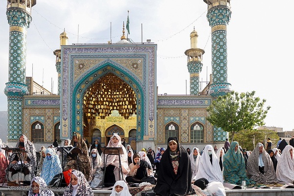 نماز عید سعید فطر در امام‌زاده پنج‌تن لویزان