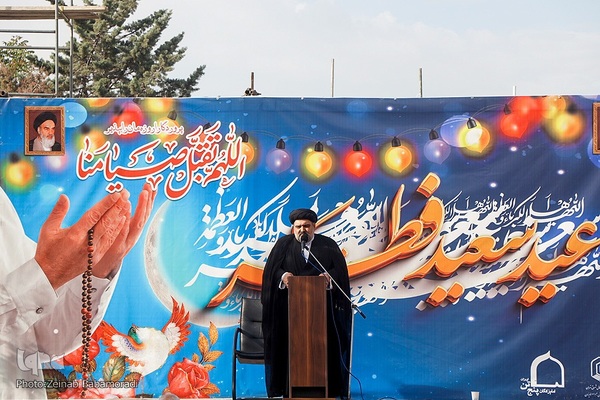 نماز عید سعید فطر در امام‌زاده پنج‌تن لویزان