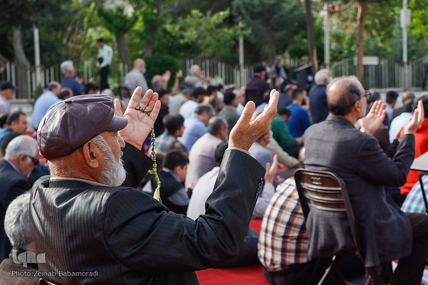 نماز عید سعید فطر در امام‌زاده پنج‌تن لویزان