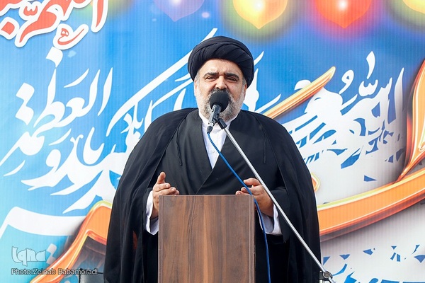 نماز عید سعید فطر در امام‌زاده پنج‌تن لویزان