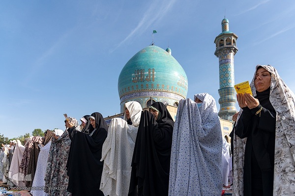 نماز عید سعید فطر در امامزادگان محمد و سکینه خاتون (س) کرج