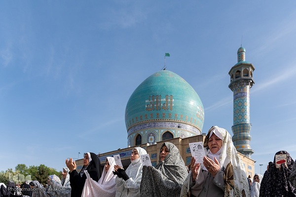 نماز عید سعید فطر در امامزادگان محمد و سکینه خاتون (س) کرج