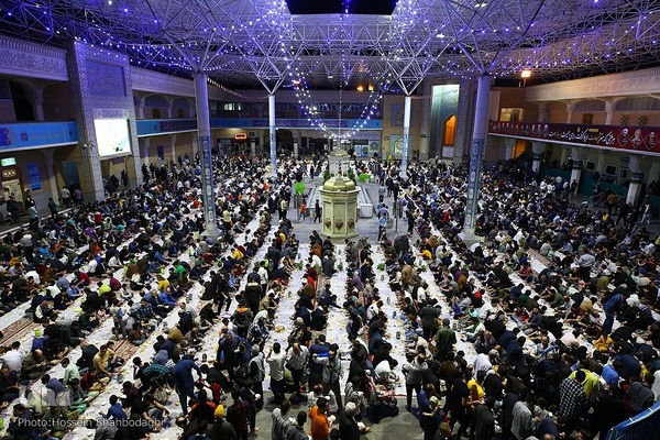 سفره افطاری ساده در حرم حضرت معصومه(س)