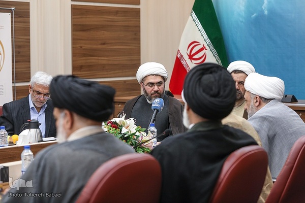 نشست هم اندیشی دهه کرامت