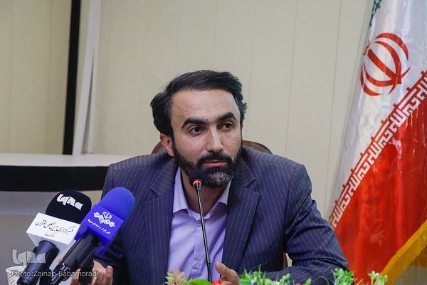 مهدی صفری، مجری صدا و سیما در نشست نقد و بررسی سی‌امین نمایشگاه بین‌المللی قرآن کریم