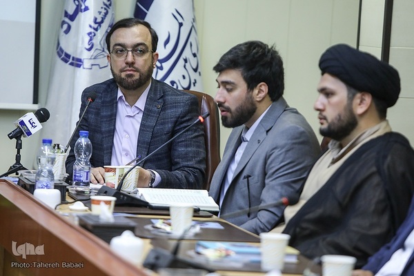 مراسم رونمایی از کتاب نسیم قدسی در تفسیر قرآن