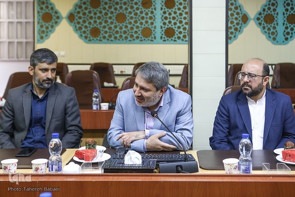 نشست آیت‌الله محسن قمی، معاون امور بین‌الملل دفتر مقام معظم رهبری با حسن مسلمی نائینی، رئیس جهاددانشگاهی و جمعی از مدیران فرهنگی این نهاد انقلابی