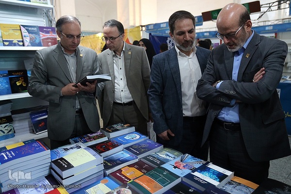 بازدید حسن مسلمی نائینی، رییس جهاددانشگاهی از سی‌و‌چهارمین دوره نمایشگاه بین المللی کتاب تهران