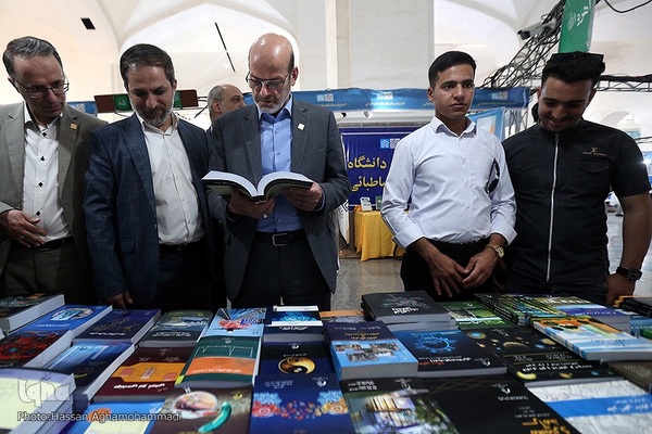 بازدید حسن مسلمی نائینی، رییس جهاددانشگاهی از سی‌و‌چهارمین دوره نمایشگاه بین المللی کتاب تهران