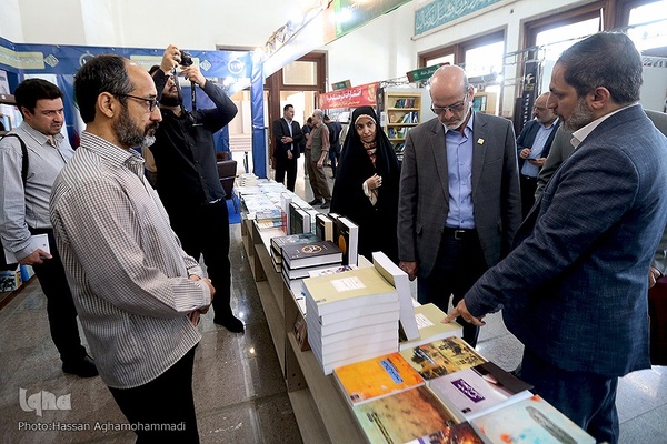 بازدید حسن مسلمی نائینی، رییس جهاددانشگاهی از سی‌و‌چهارمین دوره نمایشگاه بین المللی کتاب تهران