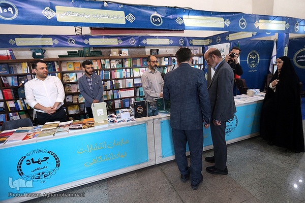 بازدید حسن مسلمی نائینی، رییس جهاددانشگاهی از سی‌و‌چهارمین دوره نمایشگاه بین المللی کتاب تهران